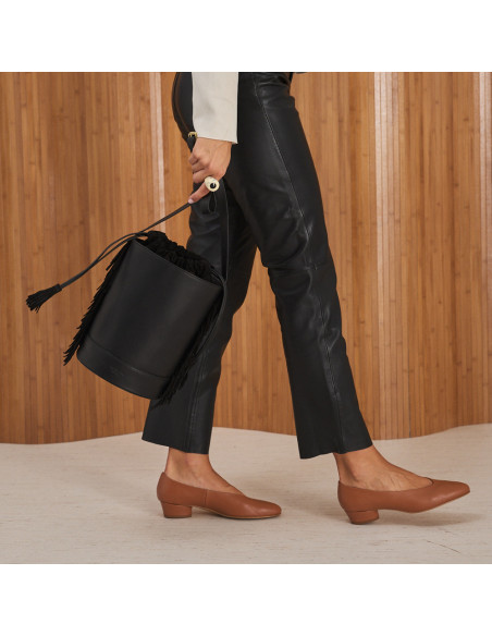 Ballerina con tacco in pelle color cuoio, vista di profilo, borsa cubo tenuta per la mano - MONPIEL Ballerina con tacco in pelle color cuoio, vista di profilo, borsa cubo tenuta per la mano - MONPIEL