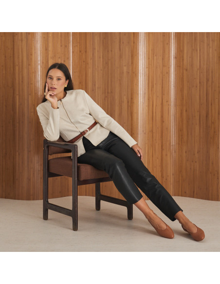 Ballerina con tacco in pelle color cuoio, modello seduto su una poltrona con le gambe distese, vista generale - MONPIEL Ballerina con tacco in pelle color cuoio, modello seduto su una poltrona con le gambe distese, vista generale - MONPIEL
