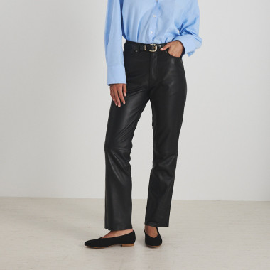 Pantalón de cuero en color negro con vista frontal, plano medio - MONPIEL 2