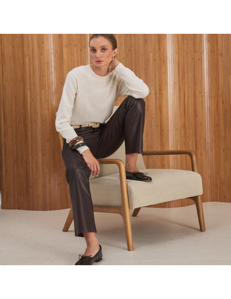 Calça de couro marrom, modelo sentada no apoio de braço - MONPIEL