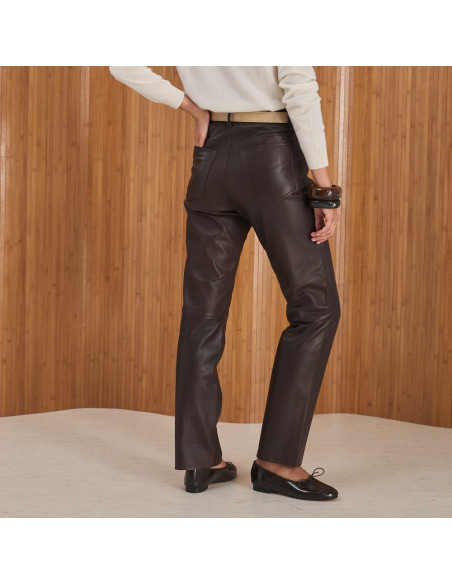 Pantaloni in pelle marrone, vista posteriore, piano medio - MONPIEL