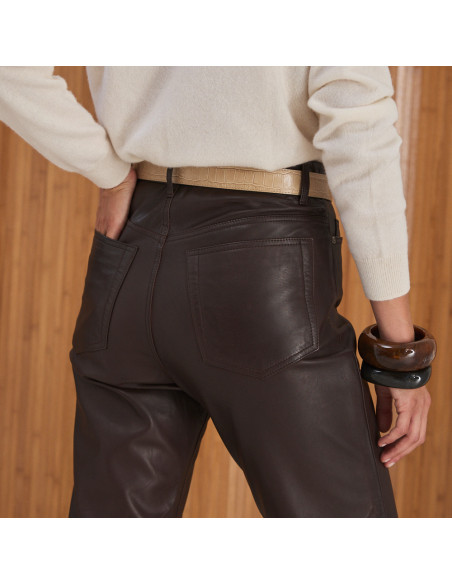 Calça de couro marrom, vista traseira, com detalhe do cinto - MONPIEL