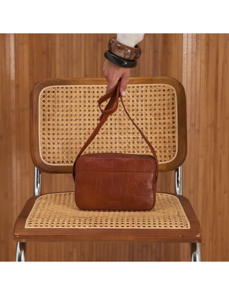 Borsa a tracolla in pelle coco color cuoio, vista frontale sulla sedia - MONPIEL Borsa a tracolla in pelle coco color cuoio, vista frontale sulla sedia - MONPIEL