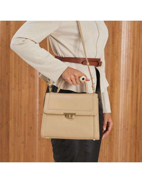 Borsa in pelle donna 60's color beige, appesa alla spalla, vista frontale della borsa - MONPIEL