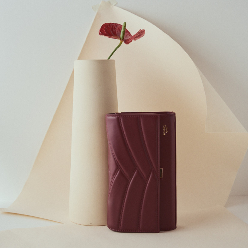 Bolsa de couro feminina 60's na cor bege, vista frontal, plano geral - MONPIEL
