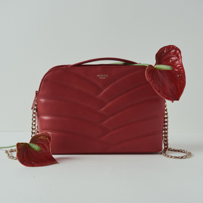 Quilted leather bag with gold chain in red, front view with flower detail - MONPIEL