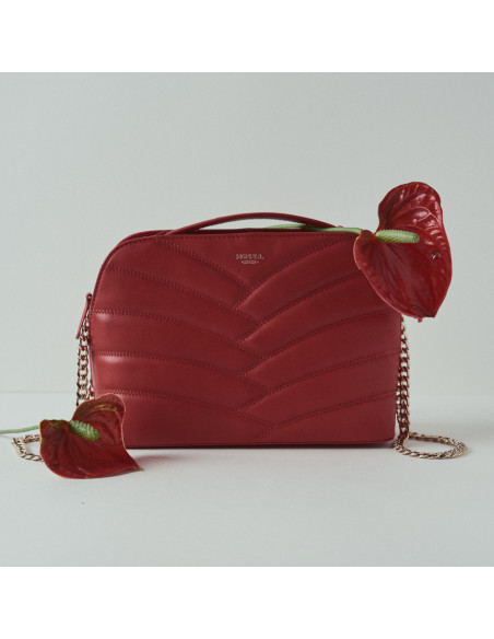 Bolsa de couro acolchoada com corrente dourada na cor vermelha, vista frontal e detalhe das flores - MONPIEL Bolsa de couro acolchoada com corrente dourada na cor vermelha, vista frontal e detalhe das flores - MONPIEL