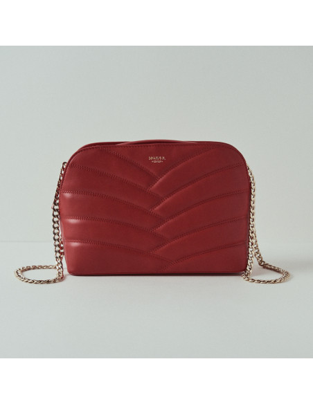 Bolsa de couro acolchoada com corrente dourada na cor vermelha, vista frontal e fundo branco - MONPIEL Bolsa de couro acolchoada com corrente dourada na cor vermelha, vista frontal e fundo branco - MONPIEL
