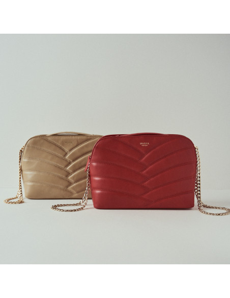 Bolsa de couro acolchoada com corrente dourada na cor vermelha e bolsa acolchoada bege atrás - MONPIEL Bolsa de couro acolchoada com corrente dourada na cor vermelha e bolsa acolchoada bege atrás - MONPIEL