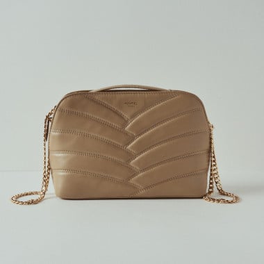 Sac en cuir matelassé avec chaîne dorée couleur beige, vue frontale, fond blanc - MONPIEL