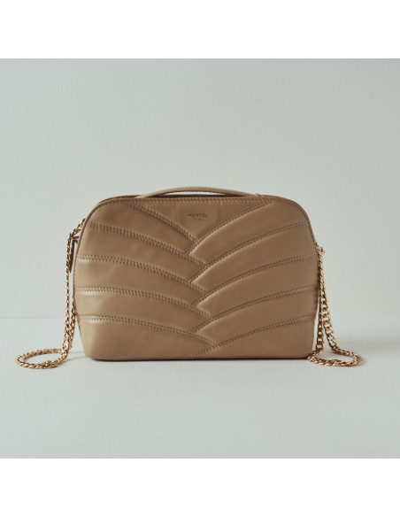 Bolsa de couro acolchoada com corrente dourada na cor bege, vista frontal e fundo branco - MONPIEL