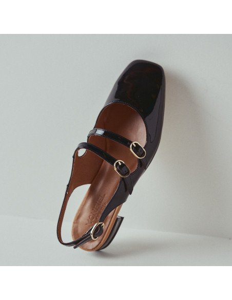 Schwarze Lolina Mary Jane ohne Ferse, an der Wand abgestützt - MONPIEL Schwarze Lolina Mary Jane ohne Ferse, an der Wand abgestützt - MONPIEL