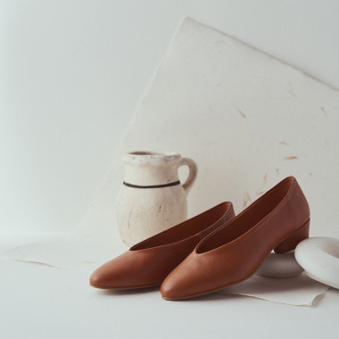 Ballerine à talon couleur cuir, posée sur des plateaux gris, vue en perspective de profil – MONPIEL 2