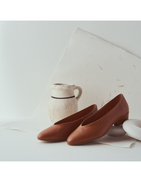 Leather heeled ballerina in leather color with perspective view, heel resting - MONPIEL Leather heeled ballerina in leather color with perspective view, heel resting - MONPIEL