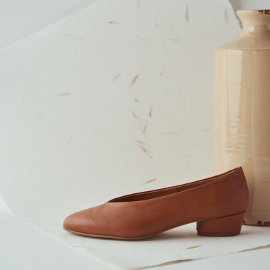 Tan leather heeled ballerinas resting on grey trays, side perspective view - MONPIEL 2