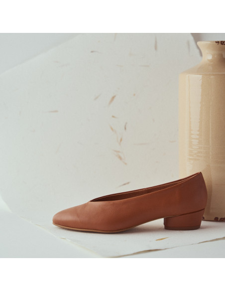Ballerina con tacco in pelle color cuoio, vista di profilo davanti a un vaso - MONPIEL Ballerina con tacco in pelle color cuoio, vista di profilo davanti a un vaso - MONPIEL