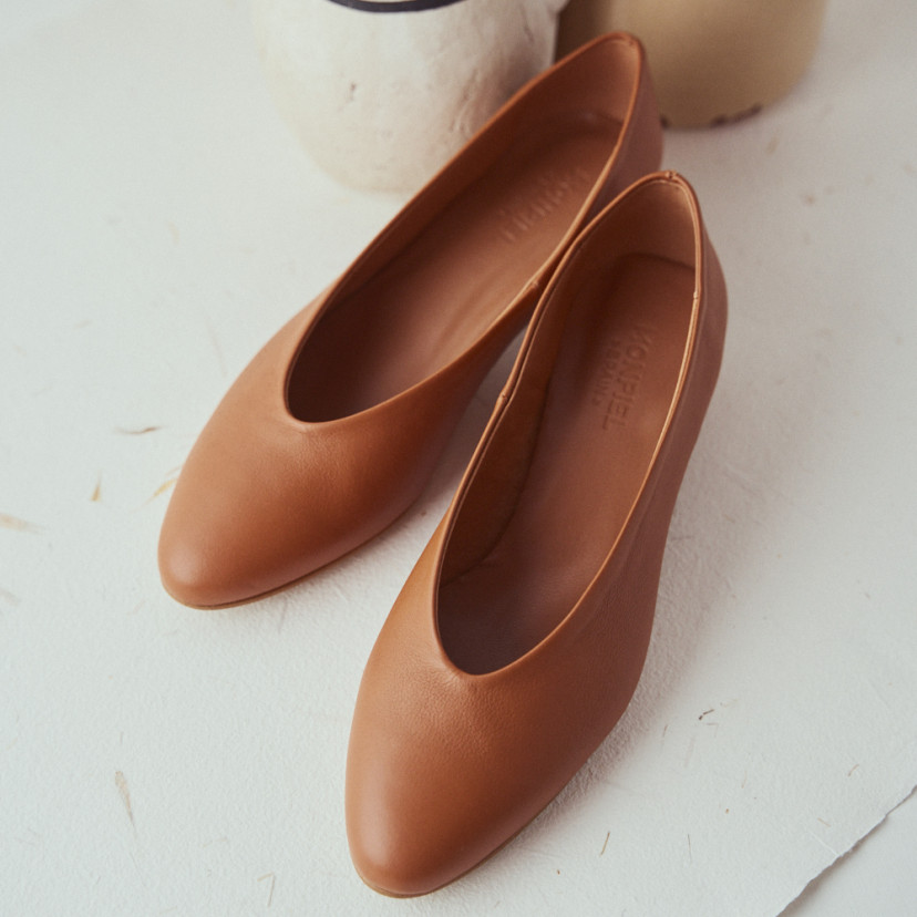 Leather heeled ballerina in leather color with top view, leather detail - MONPIEL