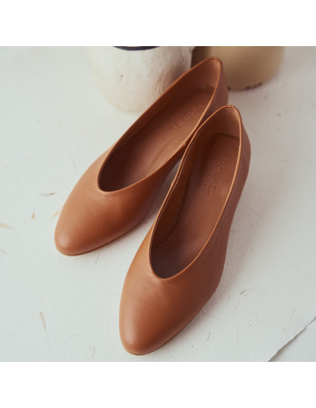 Leather heeled ballerina in leather color with top view, leather detail - MONPIEL Leather heeled ballerina in leather color with top view, leather detail - MONPIEL