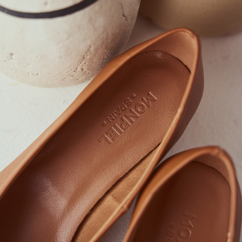 Leather heeled ballerina in leather color with logo detail - MONPIEL