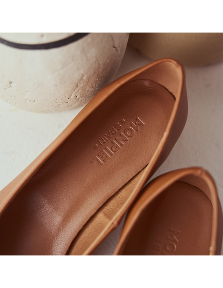 Leather heeled ballerina in leather color with logo detail - MONPIEL Leather heeled ballerina in leather color with logo detail - MONPIEL