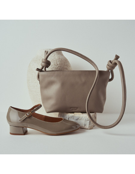 Bolso nudos pequeño de piel en color topo con vista frontal y al lado merceditas - MONPIEL Bolso nudos pequeño de piel en color topo con vista frontal y al lado merceditas - MONPIEL