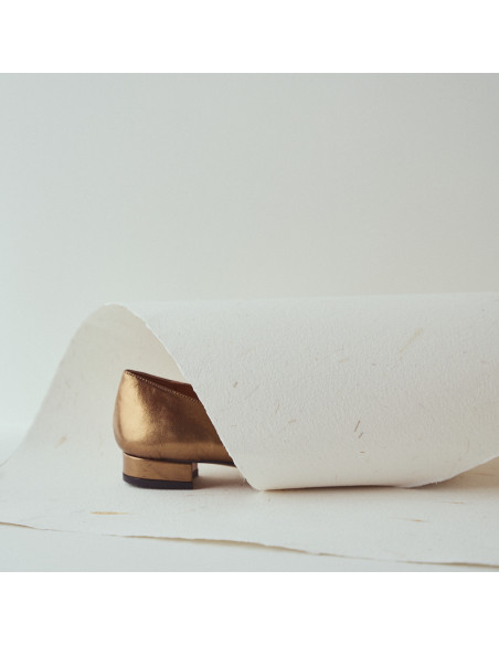 Zapato de mujer punta cuadrada de piel en color ocre detalle primer plano talón - MONPIEL Zapato de mujer punta cuadrada de piel en color ocre detalle primer plano talón - MONPIEL