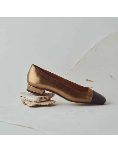 Chaussure pour femme à bout carré en cuir couleur ocre, détail du talon en gros plan reposant sur des pierres - MONPIEL