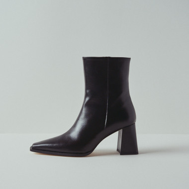 Black leather heeled boot, profile view, close-up - MONPIEL
