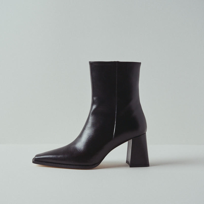 Black leather heeled boot with side view in close-up - MONPIEL