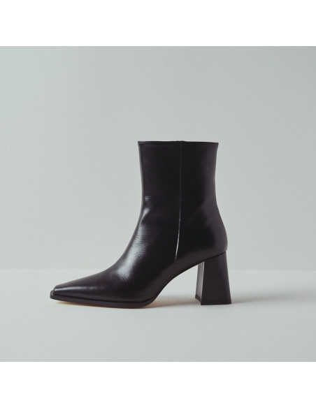 Black leather heeled boot with side view in close-up - MONPIEL Black leather heeled boot with side view in close-up - MONPIEL