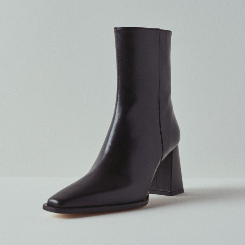 Black leather heeled boot with perspective view in close-up - MONPIEL