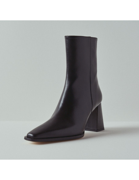 Schwarze Lederstiefelette mit Absatz, Perspektivansicht, Nahaufnahme - MONPIEL Schwarze Lederstiefelette mit Absatz, Perspektivansicht, Nahaufnahme - MONPIEL