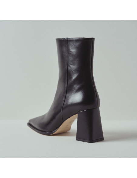 Black leather heeled boot with rear perspective view in close-up - MONPIEL Black leather heeled boot with rear perspective view in close-up - MONPIEL