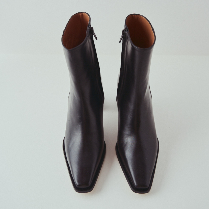 Black leather heeled boot with top view in close-up - MONPIEL