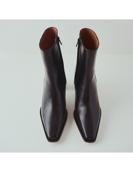Black leather heeled boot, top view, close-up - MONPIEL Black leather heeled boot, top view, close-up - MONPIEL