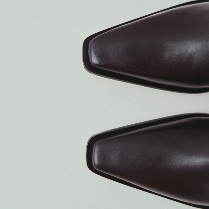 Black leather heeled boot with top view, toe detail in close-up - MONPIEL