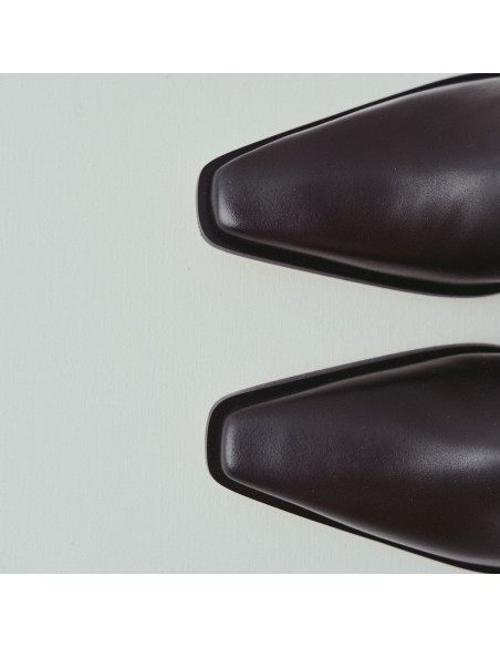 Black leather heeled boot, top view, close-up detail of the toe - MONPIEL Black leather heeled boot, top view, close-up detail of the toe - MONPIEL