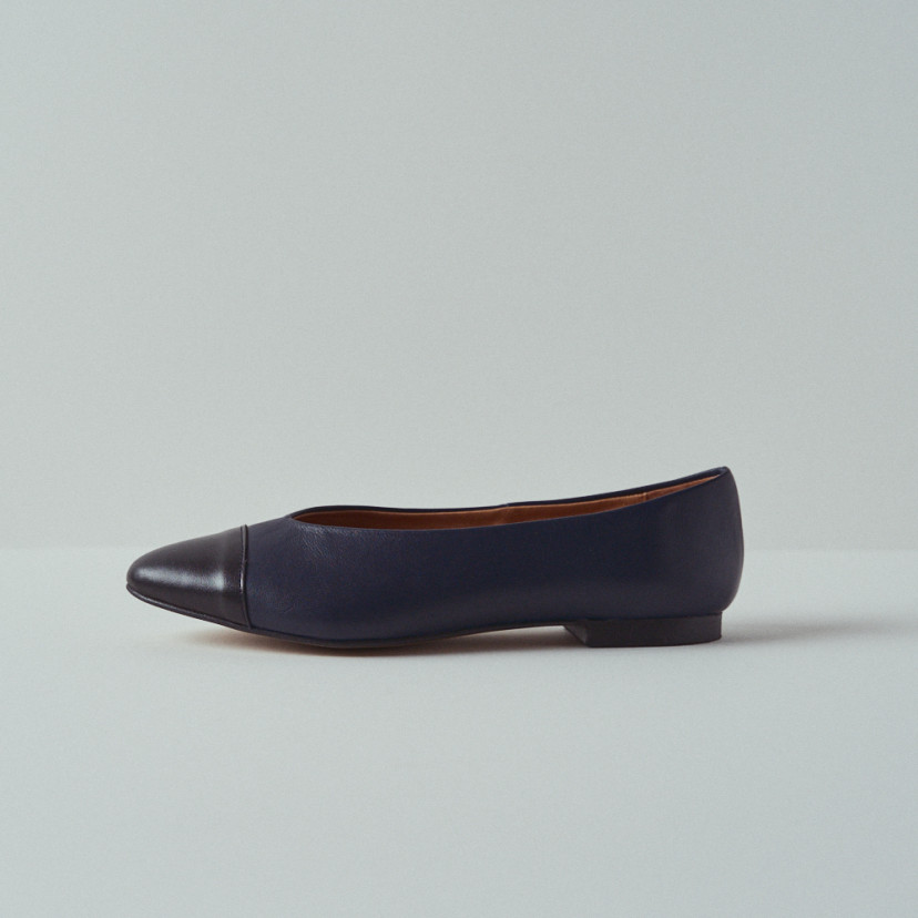 Ameliè flat ballerina with black-navy toe, side view in close-up - MONPIEL