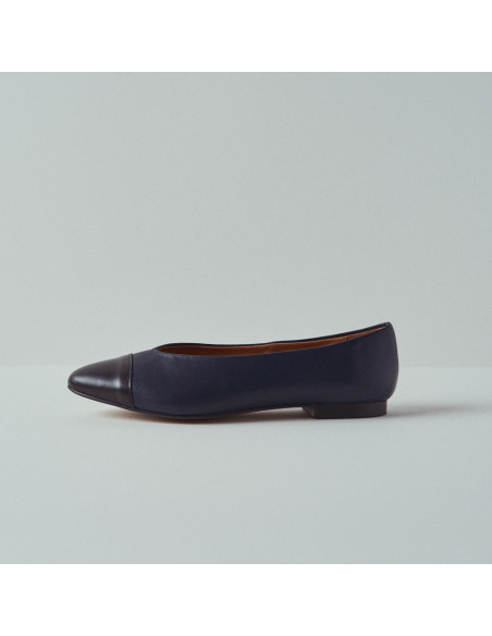 Ameliè flat ballerina with black-navy toe, side view in close-up - MONPIEL Ameliè flat ballerina with black-navy toe, side view in close-up - MONPIEL