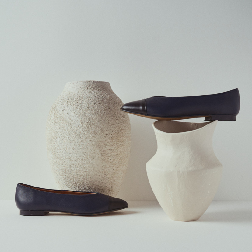 Amelié flat ballerina with black-navy toe, side view, one in front of the other - MONPIEL