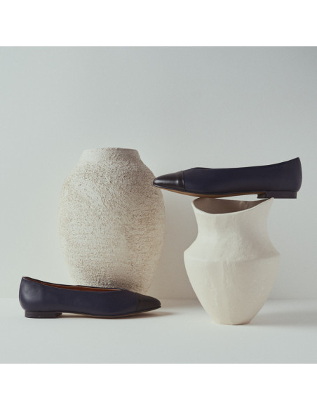 Amelié flat ballerina with black-navy toe, side view, one in front of the other - MONPIEL Amelié flat ballerina with black-navy toe, side view, one in front of the other - MONPIEL