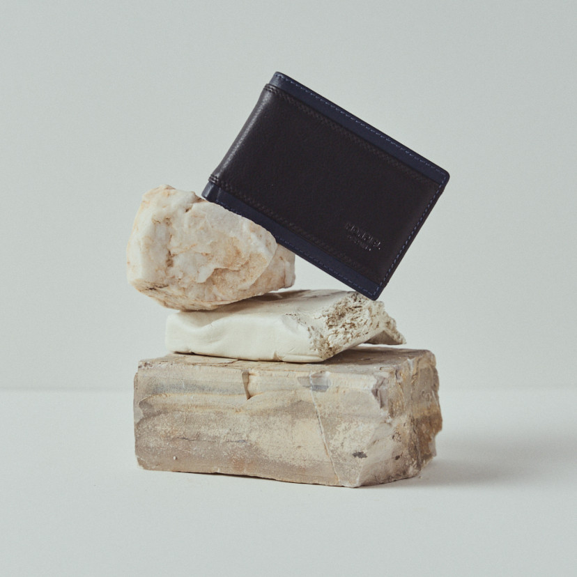 Carteira americana pequena lago sem porta-moedas em couro preto apoiada sobre pedras - MONPIEL