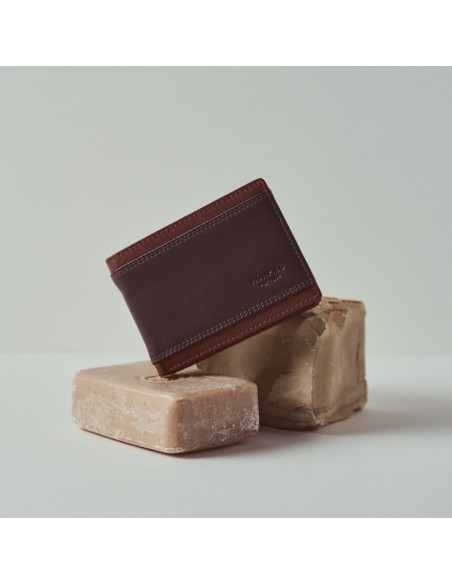 Petit portefeuille américain sans porte-monnaie en cuir marron, posé sur du savon - MONPIEL