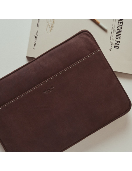 Custodia per laptop in pelle color marrone per dispositivi da 13" e 14" pollici, posizionata sul tavolo - MONPIEL