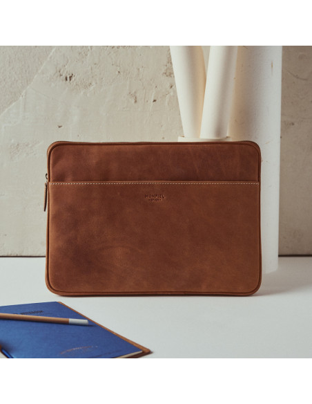 Funda para ordenador portátil de piel 13" y 14" pulgadas en color cuero con vista frontal apoyado sobre jarrón - MONPIEL