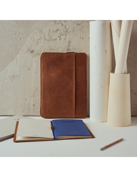 13" and 14"-inch leather laptop sleeve in leather color with front view placed vertically resting against the wall - MONPIEL