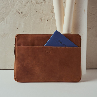 Housse pour ordinateur portable en cuir de 15" pouces couleur cuir avec vue de face reposant sur la poignée de porte - MONPIEL 2