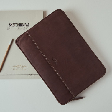 Housse pour ordinateur portable en cuir de 15" pouces couleur cuir avec vue de face reposant sur la poignée de porte - MONPIEL 2