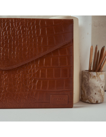 Elegance coco leather laptop sleeve in leather color with close-up logo detail - MONPIEL