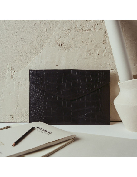 Funda de ordenador portátil de piel elegance coco en color negro con vista frontal apoyada en la pared - MONPIEL